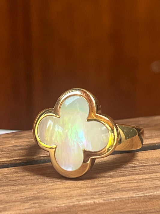Van Cleef and Arpels Pure Alhambra ring, 18 kt. Yellow Gold with Mother of Pearl