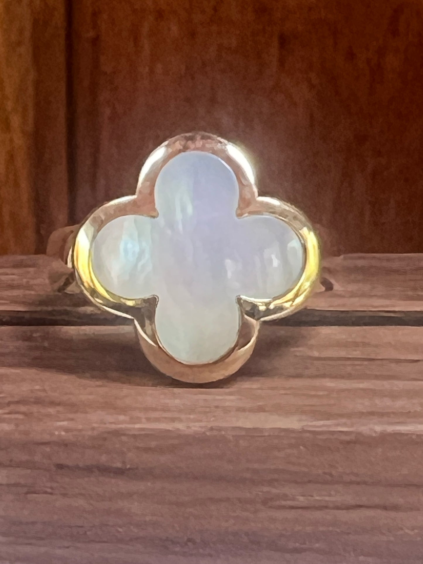 Van Cleef and Arpels Pure Alhambra ring, 18 kt. Yellow Gold with Mother of Pearl