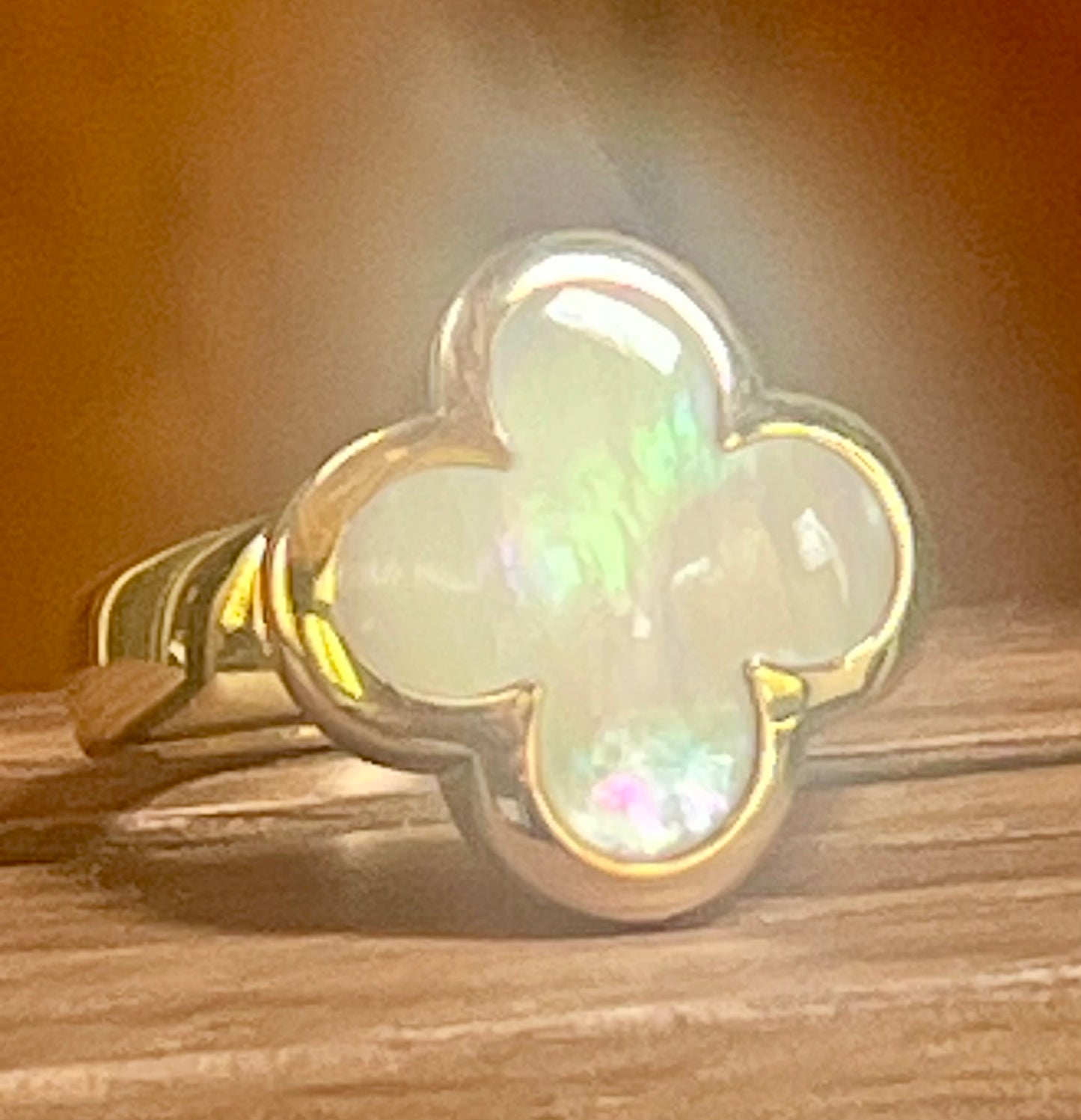 Van Cleef and Arpels Pure Alhambra ring, 18 kt. Yellow Gold with Mother of Pearl