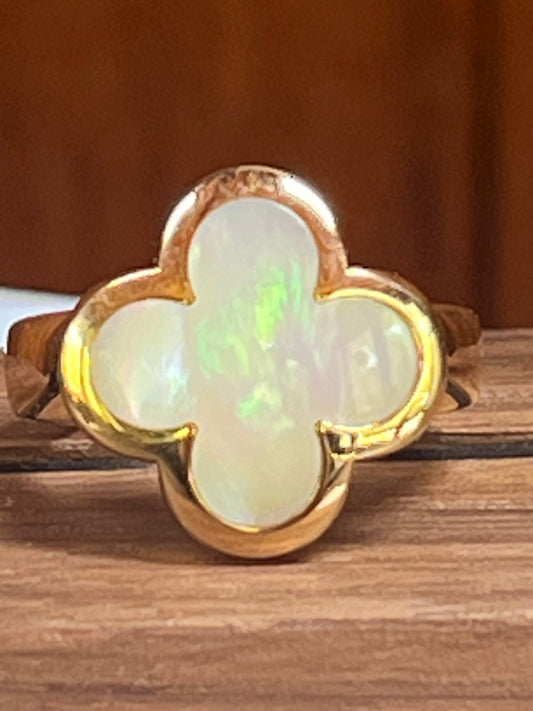 Van Cleef and Arpels Pure Alhambra ring, 18 kt. Yellow Gold with Mother of Pearl