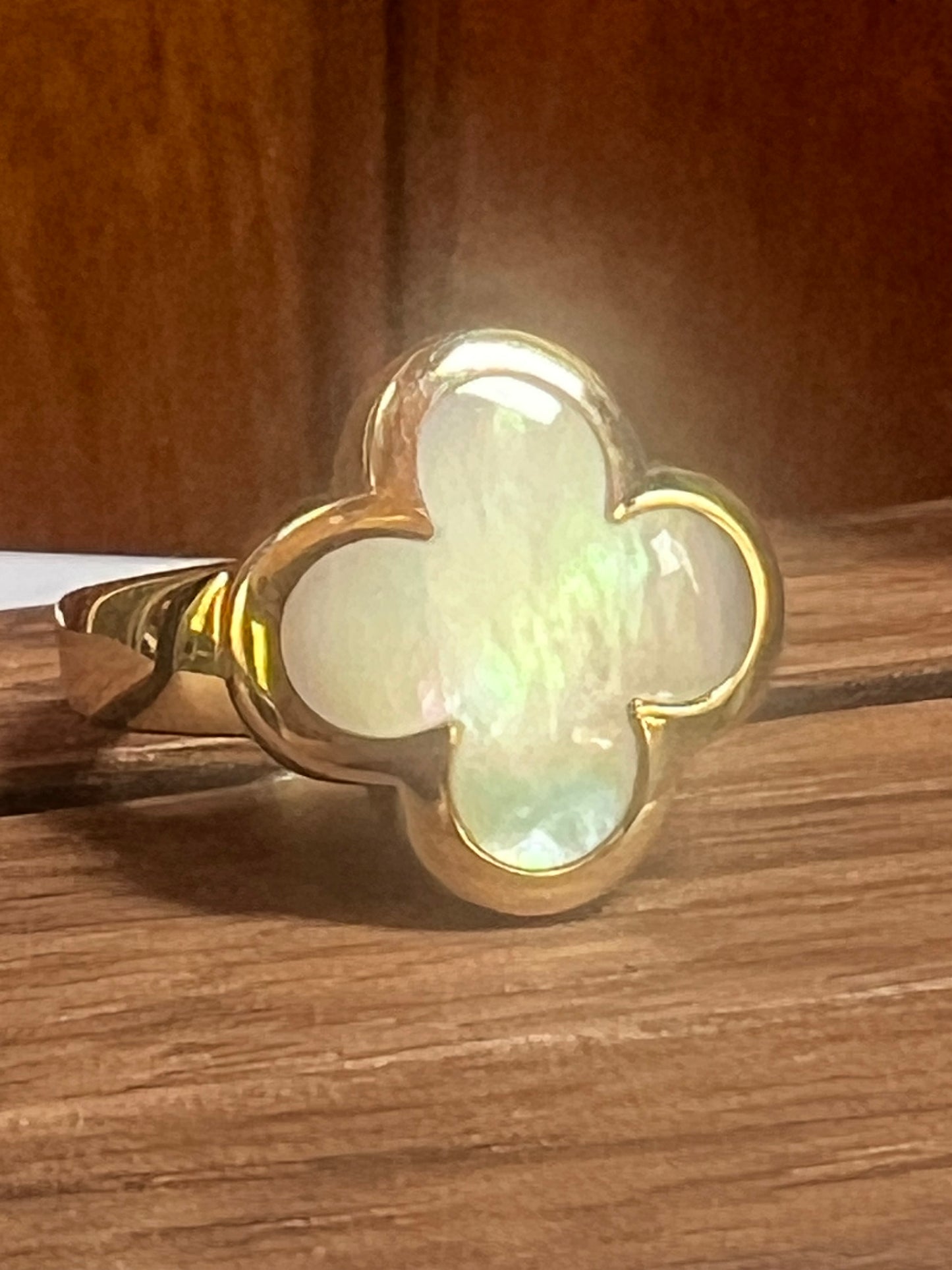 Van Cleef and Arpels Pure Alhambra ring, 18 kt. Yellow Gold with Mother of Pearl