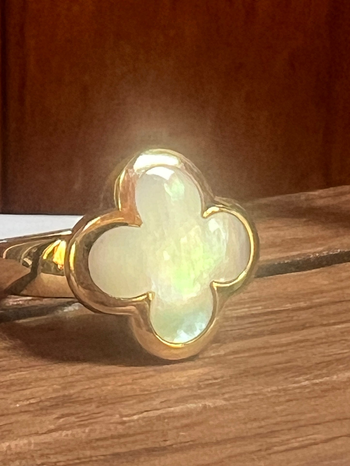 Van Cleef and Arpels Pure Alhambra ring, 18 kt. Yellow Gold with Mother of Pearl